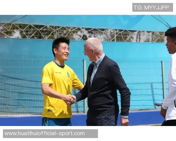 老队友重聚温情时刻哈兰德与南野拓实亲切拥抱寒暄 老队友重聚温情时刻哈兰德与南野拓实亲切拥抱寒暄