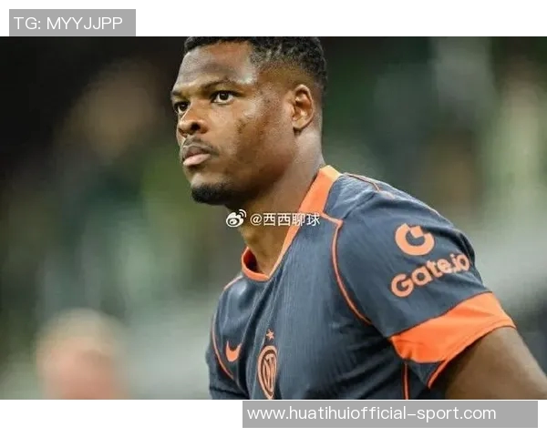 邓弗里斯不满被换下怒砸皮球表情郁闷引发关注 邓弗里斯不满被换下怒砸皮球表情郁闷引发关注