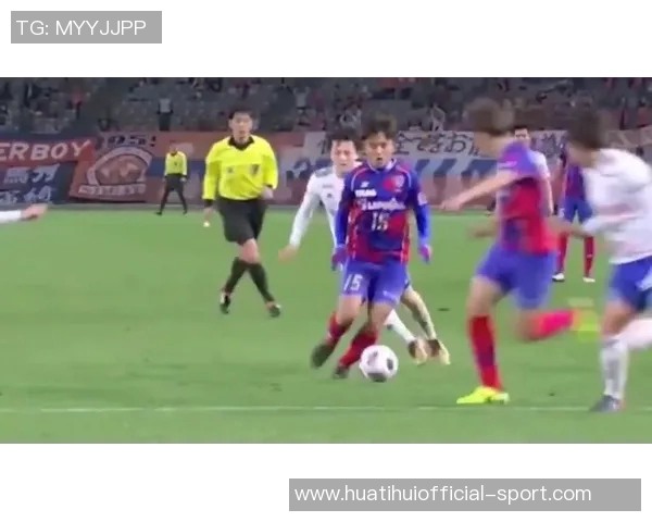 刚满18岁的小伙学驾照女友驾车送他去巴萨训练场