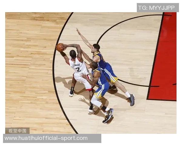 内史密斯表现稳健贡献12分关键时刻三分球助力球队胜利